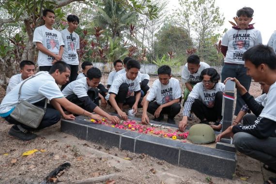 Crivisaya Ganjar Bersama Anak Muda Ogan Ilir Berziarah dan Tabur Bunga di Makam Pahlawan - JPNN.COM