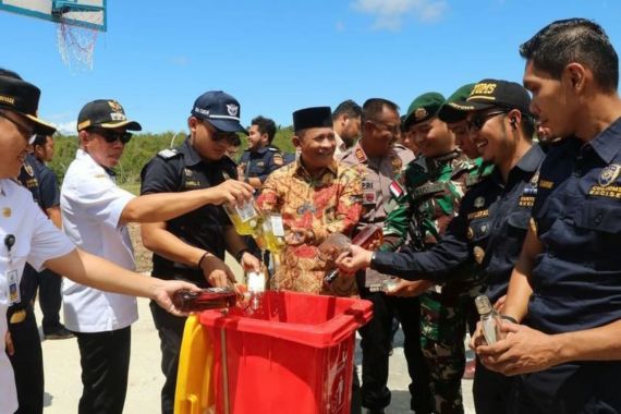 Bea Cukai Nanga Badau Musnahkan Barang Ilegal, Nilainya Fantastis - JPNN.COM