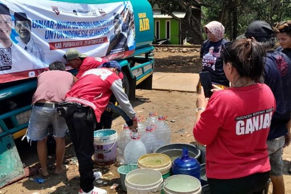 KawanJuang GP Bagikan Air Bersih untuk Warga Purwakarta yang Dilanda Kekeringan - JPNN.COM
