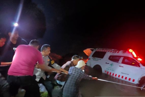 Ambulans Terjun ke Sungai di Pidie Saat Membawa Ibu Hamil yang Hendak Melahirkan - JPNN.COM