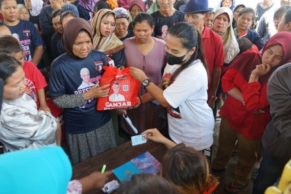 Sahabat Ganjar Sukses Gelar Bazar Murah di Indramayu, Semangat Gotong Royong - JPNN.COM