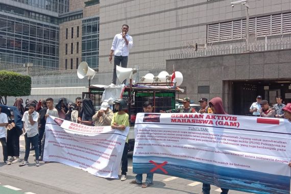 Mahasiswa Geruduk Kedutaan Jepang, Protes Pembuangan Limbah Nuklir ke Laut Pasifik - JPNN.COM