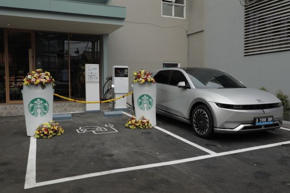Hyundai Menghadirkan EV Fast Charging Station di Starbucks Lebak Bulus - JPNN.COM