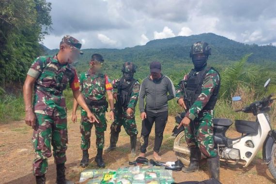 Selundupkan 20 Kg Sabu-Sabu di Perbatasan RI-Malaysia, Pria Asal Malaysia Ditangkap TNI - JPNN.COM