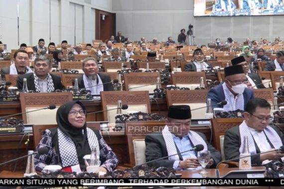 Tunjukkan Dukungan, Anggota DPR RI Pakai Syal Palestina saat Rapat Paripurna - JPNN.COM