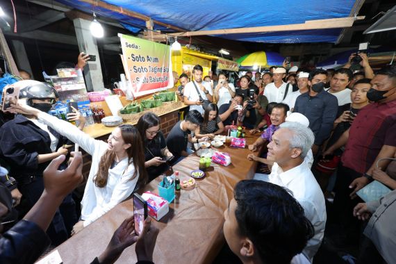 Kehadiran Ganjar di Pasar Malam Badung Memikat Ribuan Warga Bali - JPNN.COM