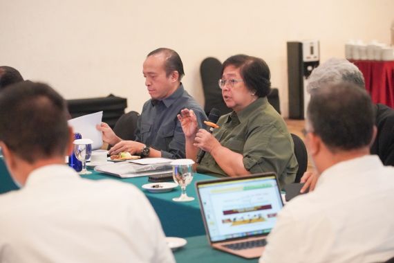 Menteri Siti Nurbaya Mengevaluasi Efektivitas Kerja Urusan Konkurensi LHK di Daerah Otoritas IKN - JPNN.COM
