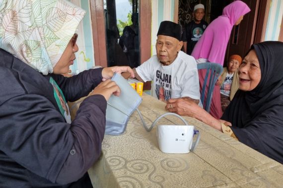 Kowarteg Dukung Ganjar Gelar Pengecekan Kesehatan dan Bagikan Vitamin Gratis di Bogor - JPNN.COM