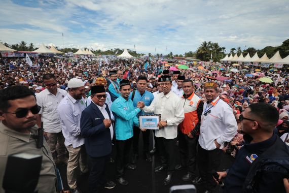 Ribuan Warga Aceh Berzikir & Selawat Bersama Anies dan Para Ulama - JPNN.COM