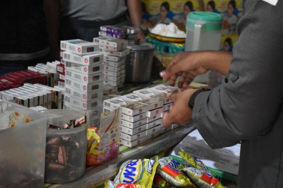 Berantas Rokok Ilegal, Bea Cukai Gelar Operasi Pasar di Bekasi dan Pekanbaru - JPNN.COM