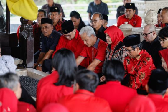 Ganjar-Mahfud Ziarah ke Makam Soekarno, Kenang Perjuangan Bung Karno Bela Wong Cilik - JPNN.COM