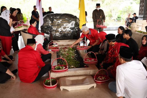 Bawa Keluarga, Ganjar-Mahfud Menziarahi Makam Bung Karno - JPNN.COM