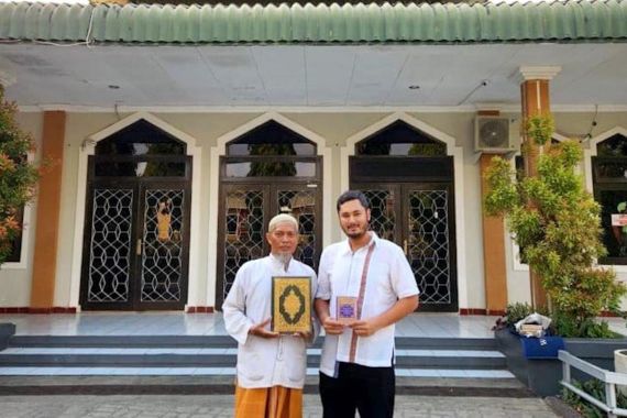 Panji Soeharto Menyerahkan Al-Qur'an ke Masjid YAMP di Kupang - JPNN.COM