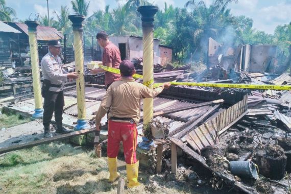 4 Rumah Warga di Rohil Terbakar, Rp 500 Juta Melayang - JPNN.COM
