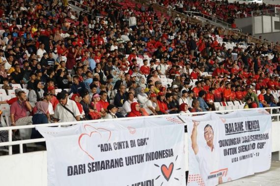 Suporter dari Semarang Ramaikan Final Liga Kampung Soekarno Cup di GBK - JPNN.COM
