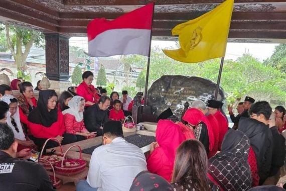 Ganjar Bicara Banteng Tak Cengeng saat Berziarah ke Makam Bung Karno - JPNN.COM