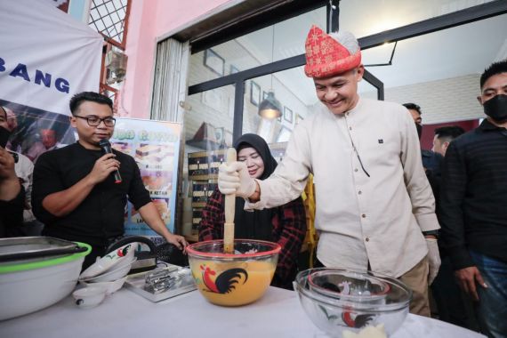 Momen Ganjar Ikut Membuat Kue Lapis Khas Palembang Bareng Pelaku UMKM - JPNN.COM