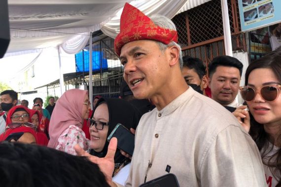 Momen Ganjar Pranowo Belajar Buat Kue Maksuba Khas Palembang: Butuh Kesabaran Lebih - JPNN.COM