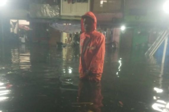 Banjir Akibat Hujan Deras Merendam Kuningan Barat Jaksel - JPNN.COM
