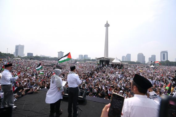 Anies Bersama Keluarga Turut Hadir dalam Aksi Akbar Bela Palestina di Monas - JPNN.COM