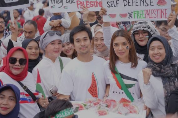 Najwa Shihab Bagikan 1.000 Semangka saat Aksi Damai Bela Palestina  - JPNN.COM