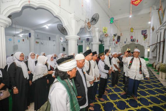 Kenalkan Ganjar-Mahfud, Relawan Gelar Wisata Religi-Ziarah ke Makam Keramat Priok & Empang Bogor - JPNN.COM