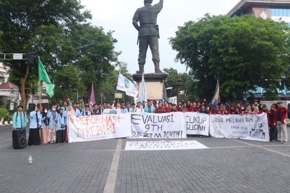 Gelar Aksi, Mahasiswa Solo Raya Soroti 9 Tahun Kinerja Presiden Jokowi, Singgung Politik Dinasti - JPNN.COM