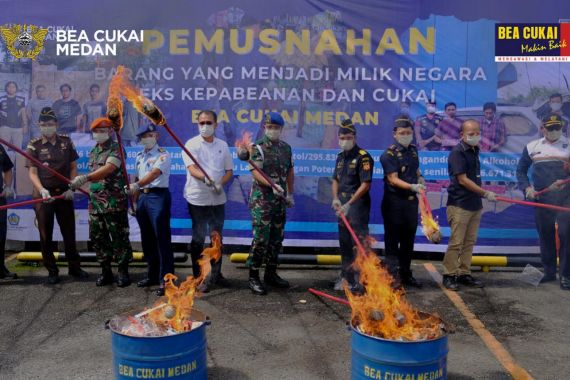 Tegas, Bea Cukai Gelar Pemusnahan Barang Ilegal di Medan & Belawan, Sebegini Banyaknya - JPNN.COM