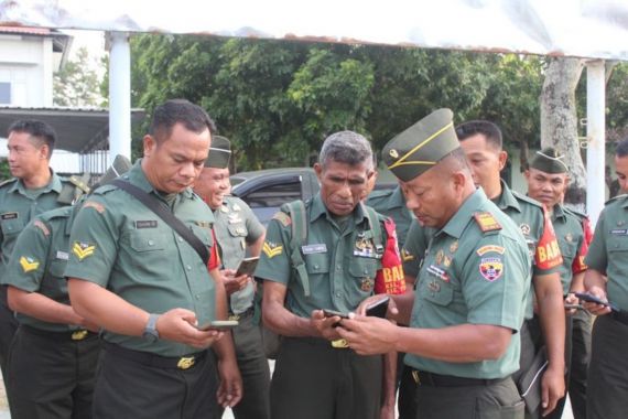 Mencegah Judi Online, Dandim Cek HP Anggota TNI di Lombok Tengah - JPNN.COM