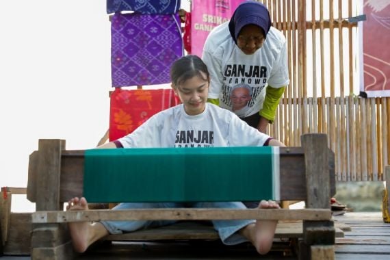 Lestarikan Kekayaan Budaya, Srikandi Ganjar Gelar Pelatihan Menenun Bareng Warga Desa Towale - JPNN.COM