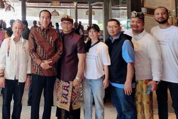 Bertemu Sukarelawan Rumah Gibran di Bali, Jokowi Ogah Bicarakan Politik - JPNN.COM