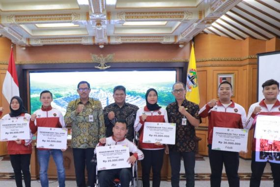 Pelatih dan Atlet Peraih Medali di Paragames Mendapat Tali Asih dari Pj Gubernur Jateng - JPNN.COM