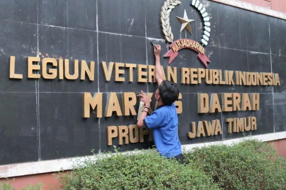 JDM Cleaning Bersih-Bersih Markas LVRI Jawa Timur  - JPNN.COM