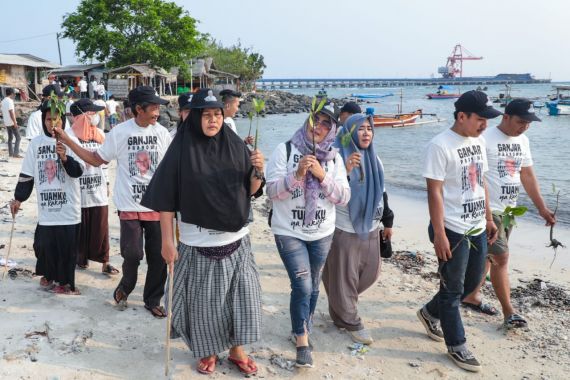 Tumbuhkan Rasa Peduli Lingkungan, Nelayan Ganjar Ajak Warga Lampung Tanam Mangrove - JPNN.COM