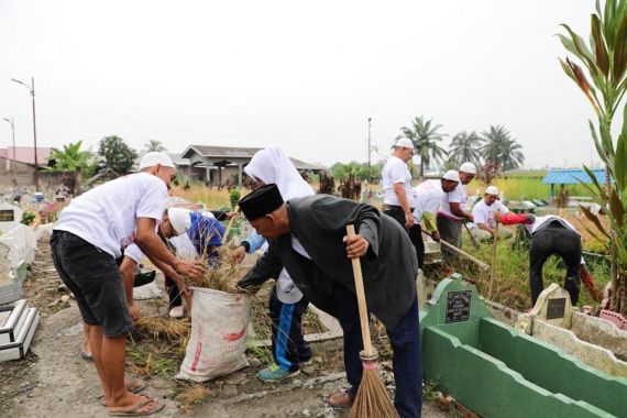 Usbat Ganjar Bersihkan Pemakaman Wakaf Bareng Serikat Tolong Menolong - JPNN.COM
