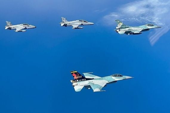 Pesawat Tempur F-16 TNI AU Bertemu Pasukan Malaysia di Selat Malaka, Ini yang Terjadi - JPNN.COM