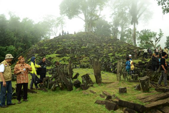 Gunung Padang Jadi Perhatian Media Mancanegara, Piramida Tertua di Dunia? - JPNN.COM