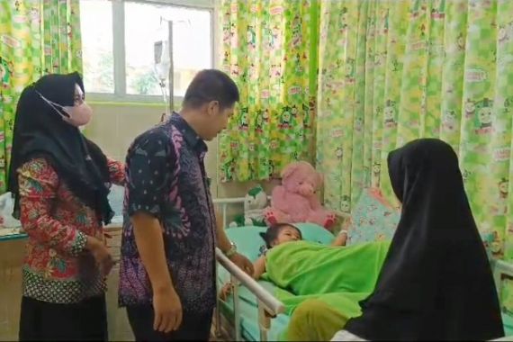 Ratusan Siswa SD IT dan SMP Ishlahul Ummah Prabumulih Diduga Keracunan Makanan - JPNN.COM