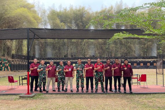 Kanwil Kemenkumham DKI Latihan Menembak Bareng Denma Mabes TNI - JPNN.COM
