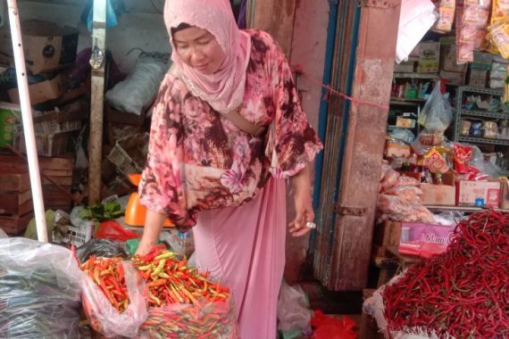 Harga Cabai Naik, Pedagang di Pasar KM 5 Palembang: Yang Beli Jadi Sedikit - JPNN.COM