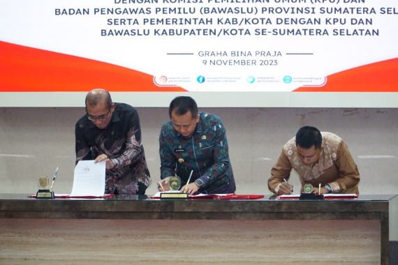 Sukseskan Pilkada 2024, Pj Gubernur Agus Fatoni Tandatangani NPHD - JPNN.COM