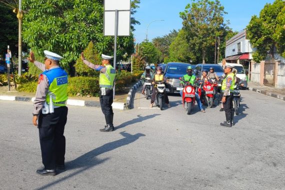 Peringati Hari Pahlawan, Polantas Polda Riau Ajak Pengendara Mengheningkan Cipta - JPNN.COM
