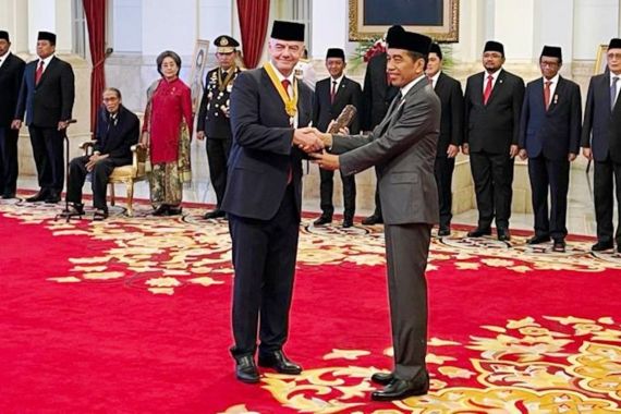 Jokowi Berikan Bintang Jasa Pratama kepada Presiden FIFA - JPNN.COM