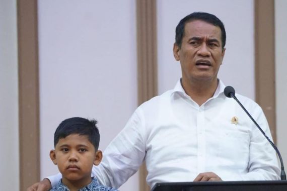 Tepati Janji, Mentan Amran Berikan Gaji dan Tunjangannya ke Anak Yatim dan Janda Renta - JPNN.COM
