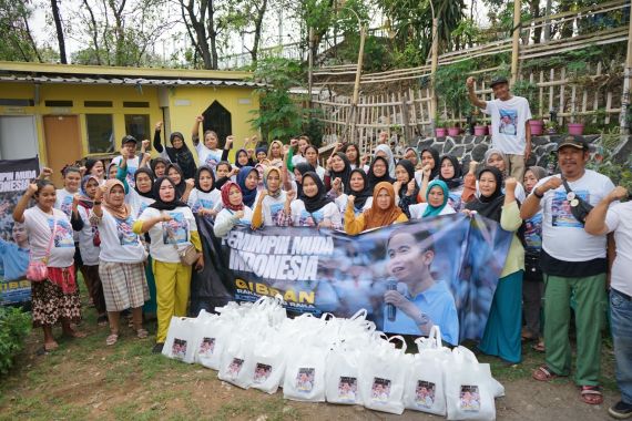 Bergerak di Jabar, Relawan Mas Gibran Gelar Senam Sehat dan Pembagian Sembako - JPNN.COM
