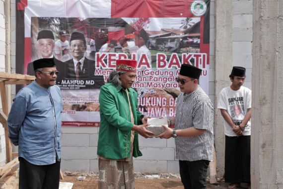 Santri Dukung Ganjar Beri Bantuan untuk Pembangunan Gedung Organisasi Keagamaan - JPNN.COM