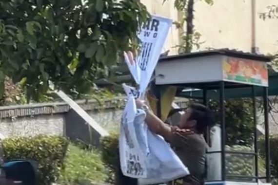 Viral Video Poster Ganjar di Pematangsiantar Dicabut Aparat - JPNN.COM