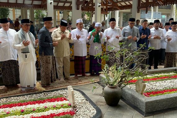 Prabowo Berziarah ke Makam Pendiri NU, 60 Ulama Sepuh Jatim Hadir - JPNN.COM