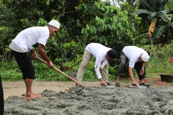 Sukarelawan Ganjar & Warga Gotong Royong Bangun Lapangan Bulu Tangkis di Serdang Bedagai - JPNN.COM