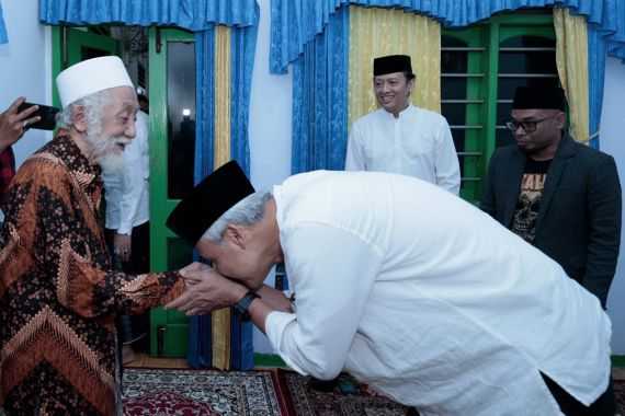 Ganjar - Mahfud Dapat Dukungan Ulama Karismatik Banten Abuya Muhtadi - JPNN.COM